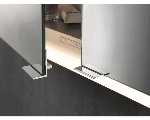 Detailaufnahme eines Spiegelschranks mit Beleuchtung und Spiegeloberfläche