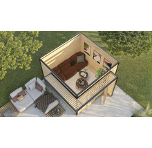 Draufsicht eines modernen Gartenhauses mit Holzrahmen, das mit Sofa, Tischen und Dekor ausgestattet ist und über eine angrenzende Terrasse mit Sitzgelegenheiten verfügt.