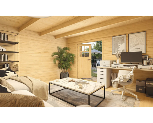 Intérieur clair d'une maison en bois avec coin salon, bureau et accès au jardin.