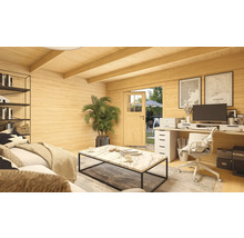 Helles Holzhäuschen mit Wohnbereich und Arbeitsplatz, inklusive Sofa, Tisch und Büromöbeln.