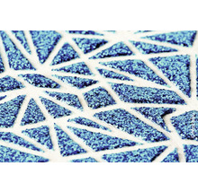 Gros plan de pierres scintillantes bleues sur fond blanc