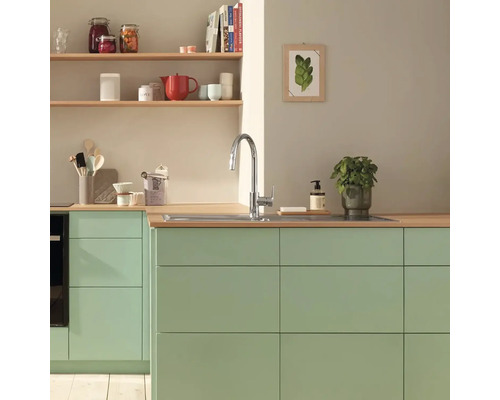 Küchenszene mit Spüle, Armatur und Küchenutensilien auf offenen Regalen