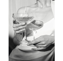 Frau hält ein Sektglas
