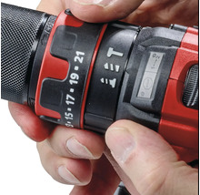 Detailaufnahme einer Bohrmaschine mit Drehmomenteinstellung in den Händen