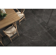 Salle à manger avec table, chaises et carrelage imitation marbre