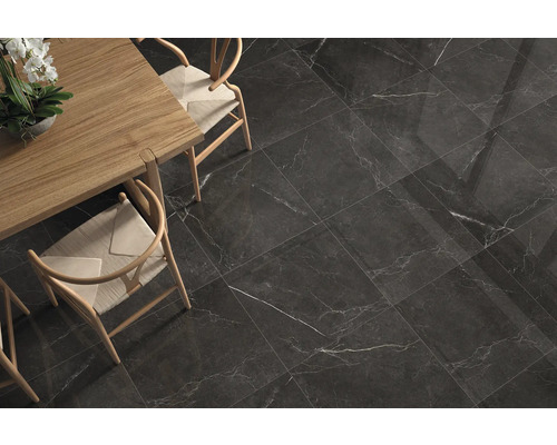 Salle à manger avec table, chaises et carrelage imitation marbre