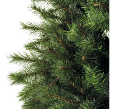 Gros plan sur un arbre de Noël artificiel avec des aiguilles vertes