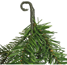Detailaufnahme eines künstlichen Tannenzweigs mit Aufhänger
