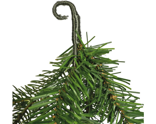 Detailaufnahme eines künstlichen Tannenzweigs mit Aufhänger