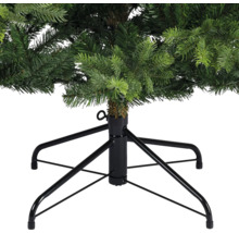 Detailansicht eines künstlichen Weihnachtsbaums mit schwarzem Metallständer.