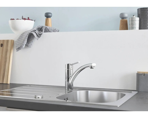 Évier de cuisine avec robinet sur plan de travail