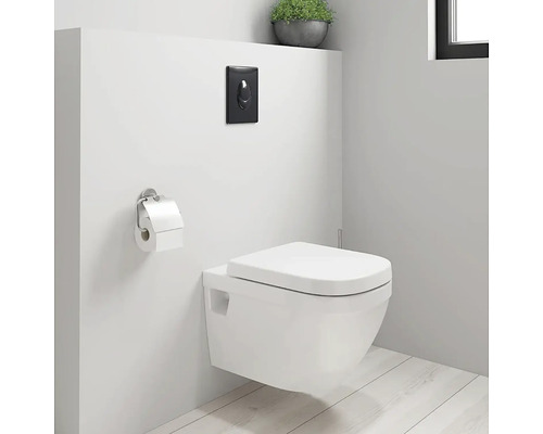 Modernes Badezimmer mit wandhängendem WC, Betätigungsplatte und Toilettenpapierhalter