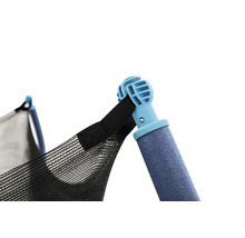 Gros plan d''un trampoline avec filet de sécurité et barre rembourrée