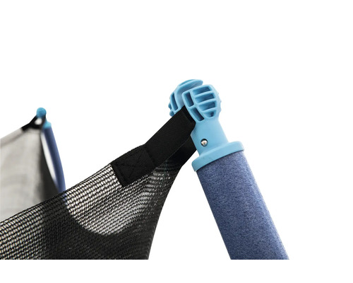 Gros plan d''un trampoline avec filet de sécurité et barre rembourrée