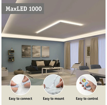 Wohnzimmer mit indirekter Beleuchtung durch eine LED Leiste an der Decke, einfache Montage, einfache Verbindung, einfache Bedienung