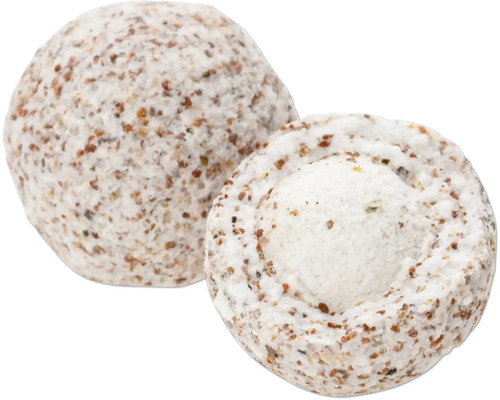 Deux boules de graisse pour oiseaux de jardin, dont une coupée en deux