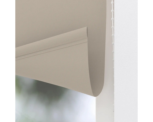 Store enrouleur latéral beige avec chaînette pour la décoration de fenêtre.