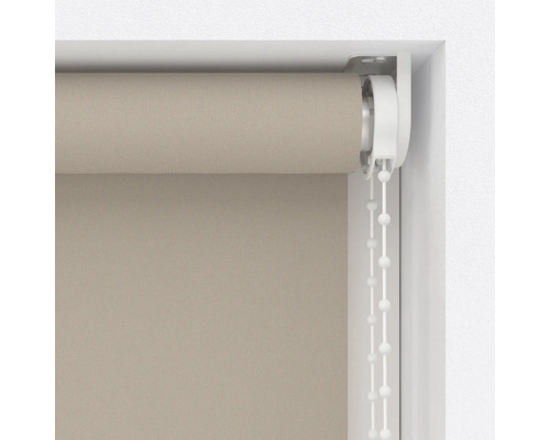 Store en tissu beige avec chaînette dans un cadre de fenêtre.