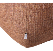 Detailaufnahme eines braunen Sitzsacks mit Textiloberfläche und Herstelleretikett