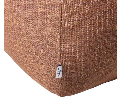 Detailaufnahme eines braunen Sitzsacks mit Textiloberfläche und Herstelleretikett