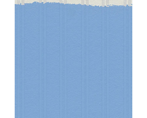 Hellblaue Wand mit vertikalen Streifen als Designelement