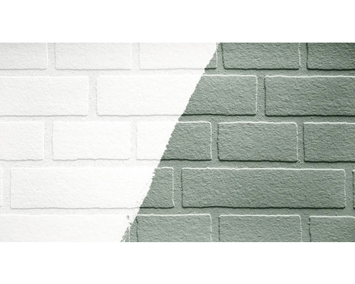 Eine Ziegelwand ist zur Hälfte gestrichen.