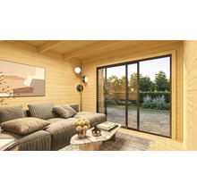 Salon lumineux avec lambris en bois, canapé et porte coulissante donnant sur le jardin