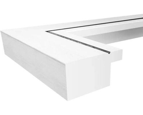 Eckdetail eines weißen Türrahmens mit Dichtung