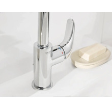 Glänzender Wasserhahn von Grohe neben Seife