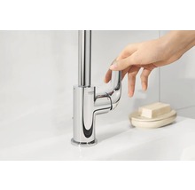 Glänzende Waschtischarmatur mit Einhebelmischer und Grohe Logo wird von einer Hand bedient.