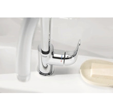 Grohe Logo. Einhebelmischer aus Metall am Waschbecken.