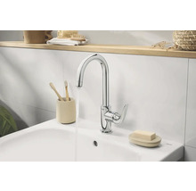 Modernes Badezimmer mit Waschbecken, Armatur von Grohe und Bambuszahnbürsten