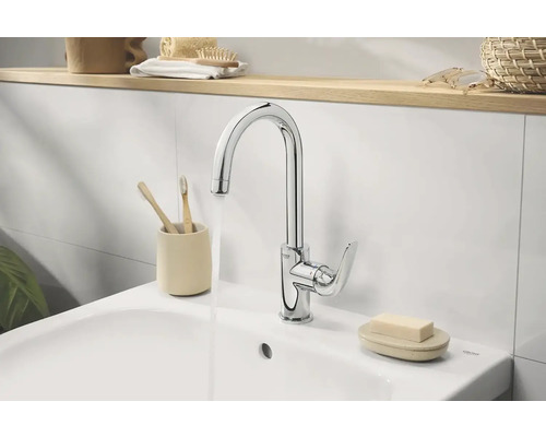 Salle de bain moderne avec lavabo, robinet Grohe et brosses à dents en bambou