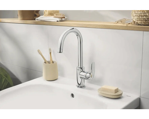 Robinet de lavabo dans une salle de bain avec brosses à dents et savon