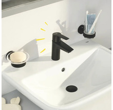 Waschbecken mit Armatur, Seifenschale und Zahnputzbecher