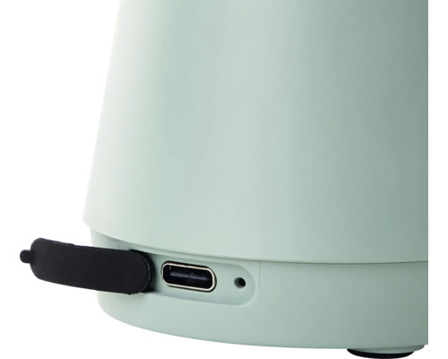Detailansicht einer mintfarbenen Lampe mit USB-Anschluss