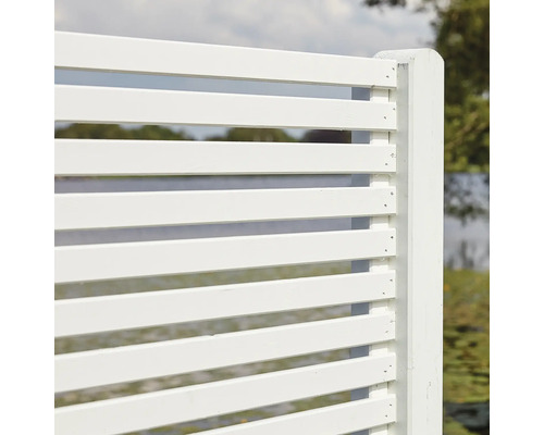 Clôture en bois avec des lamelles horizontales pour le jardin