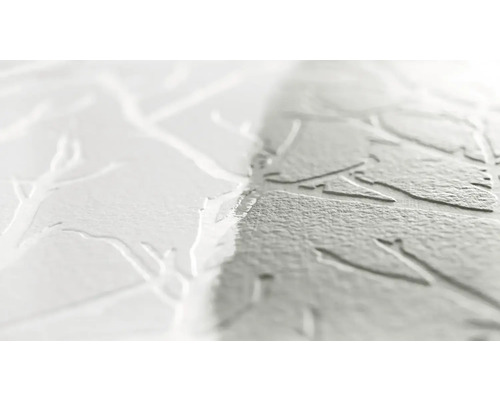 Nahaufnahme einer weißen Strukturtapete mit Blattmotiv.