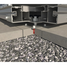 Vue détaillée d''une sous-structure de terrasse en aluminium, fixée sur des dalles de pierre avec des vis et des chevilles, entourée de gravier.