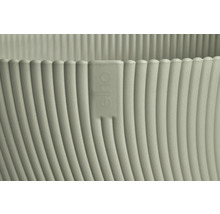 Vue détaillée d''un pot de fleurs rainuré avec le logo Elho.