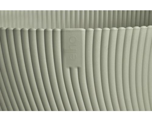 Vue détaillée d''un pot de fleurs rainuré avec le logo Elho.