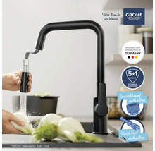 Schwarze Küchenarmatur mit herausziehbarer Geschirrbrause und Grohe Logo.
