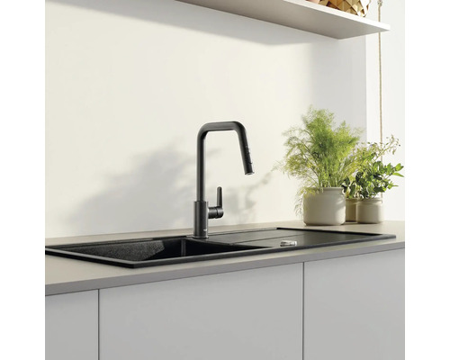 Évier de cuisine noir avec robinetterie dans une cuisine moderne.