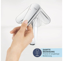 Bedienung eines glänzenden Wasserhahn mit Hand und Grohe SilkMove Symbol