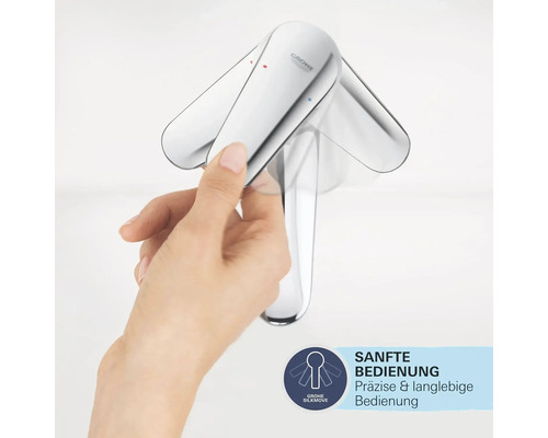 Manipulation d''un robinet brillant avec la main et le symbole Grohe SilkMove