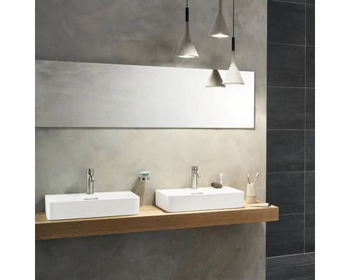 Salle de bains avec deux vasques à poser, miroir et suspensions