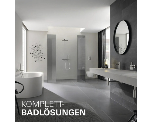 Komplettes Badezimmer mit Badewanne, Dusche, Waschbecken und Spiegel für eine moderne Badgestaltung.