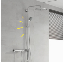 Système de douche avec douche de tête, douchette à main et mitigeur thermostatique sur mur gris