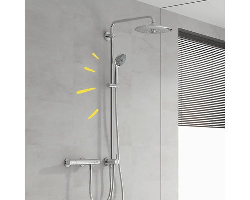 Système de douche avec douche de tête, douchette à main et mitigeur thermostatique sur mur gris