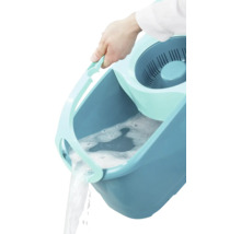 Vidange d''un seau de nettoyage rempli d''eau